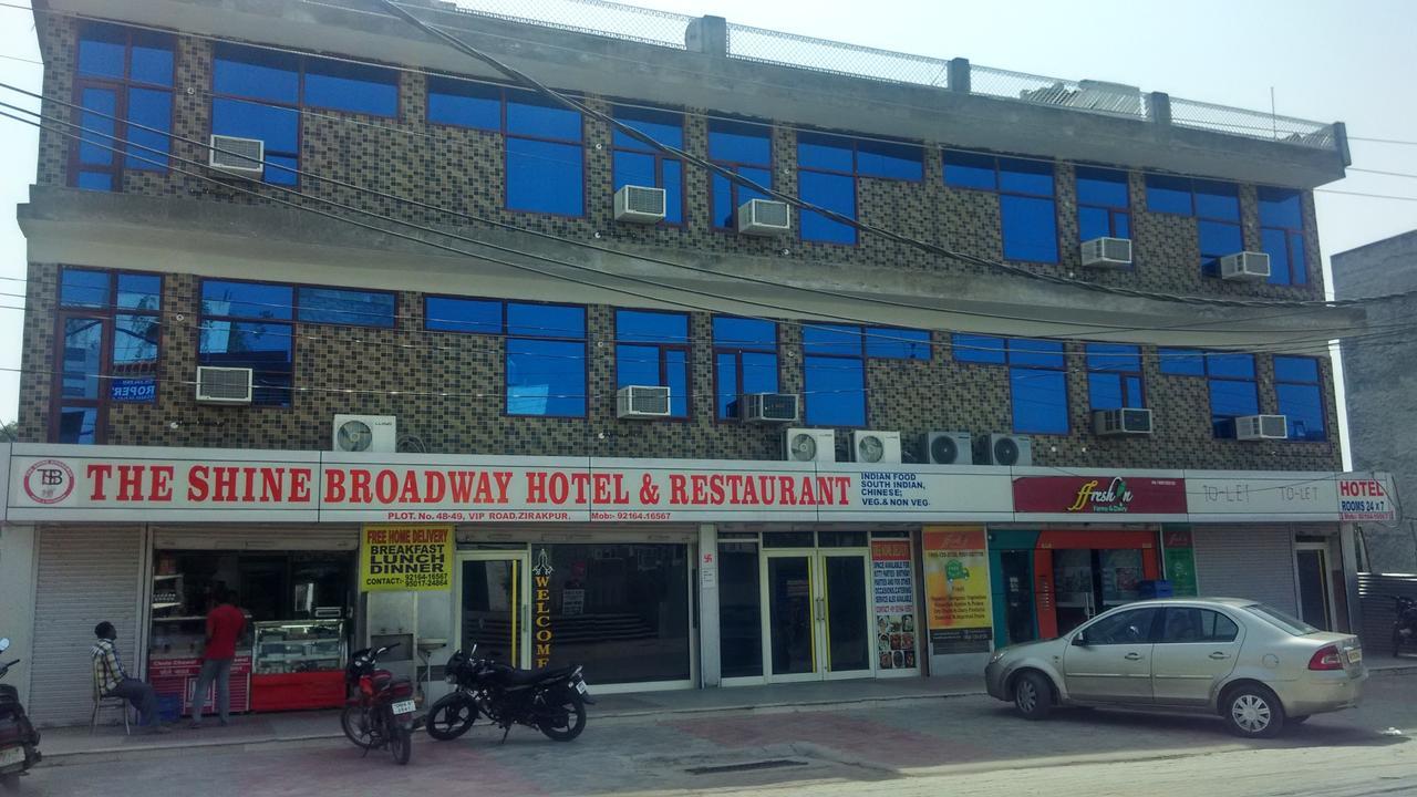 Oyo 19843 The Shine Broadway Hotel Zirakpur Exterior photo